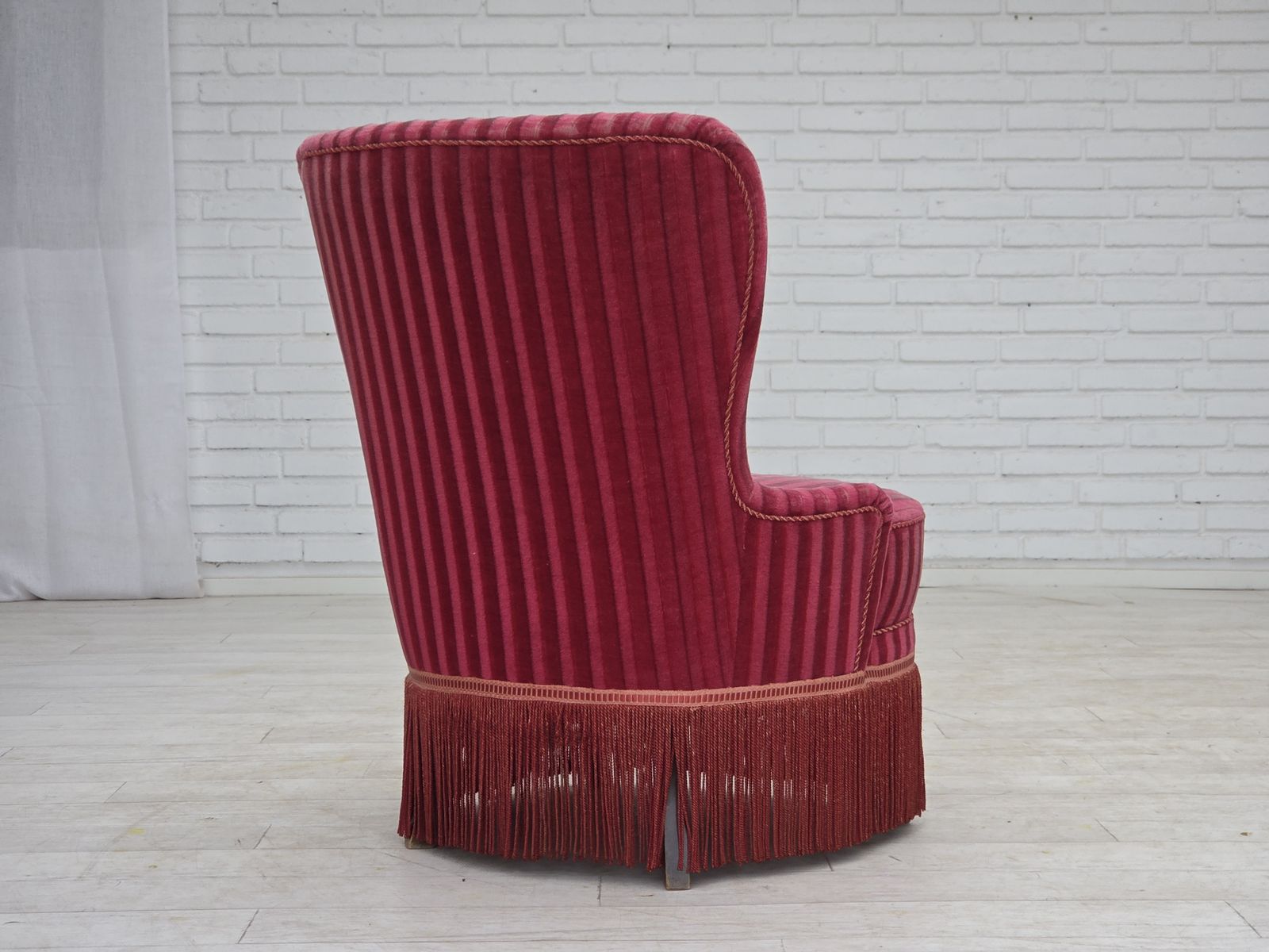 photo for sale Ca. Jaren 1960, Deense Fauteuil, Gestreept Rood Meubelvelours.