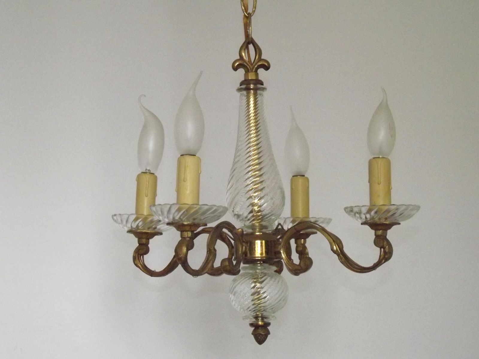 Franse mid-century bronzen kroonluchter met geslepen glas en fleur-de-lys detail – 4 lichtpunten photo buy
