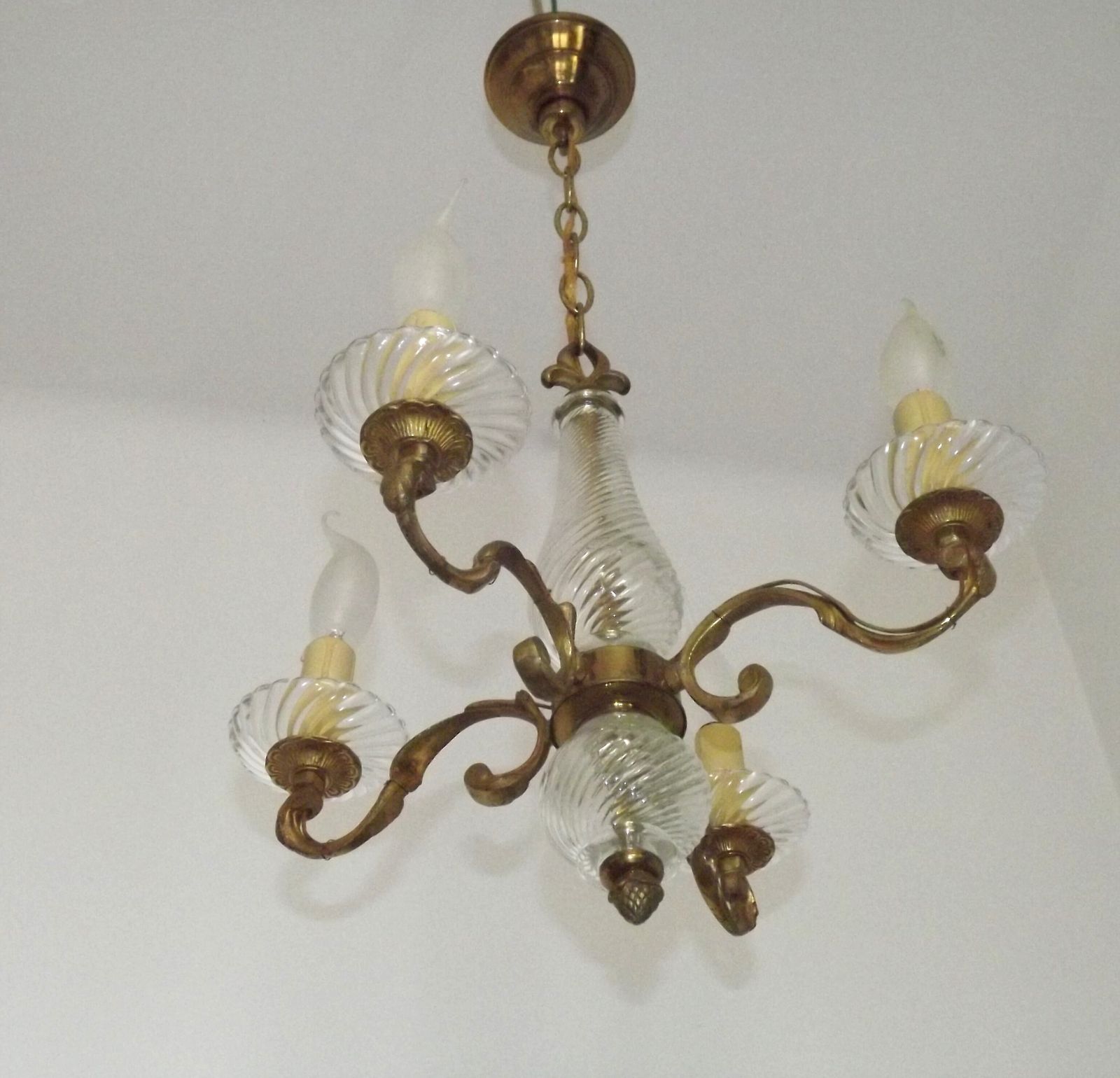 Franse mid-century bronzen kroonluchter met geslepen glas en fleur-de-lys detail – 4 lichtpunten photo furniture