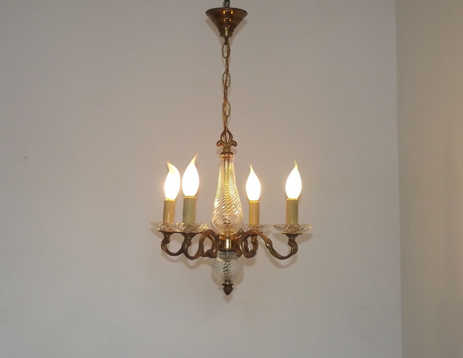 Franse mid-century bronzen kroonluchter met geslepen glas en fleur-de-lys detail – 4 lichtpunten photo vinterior