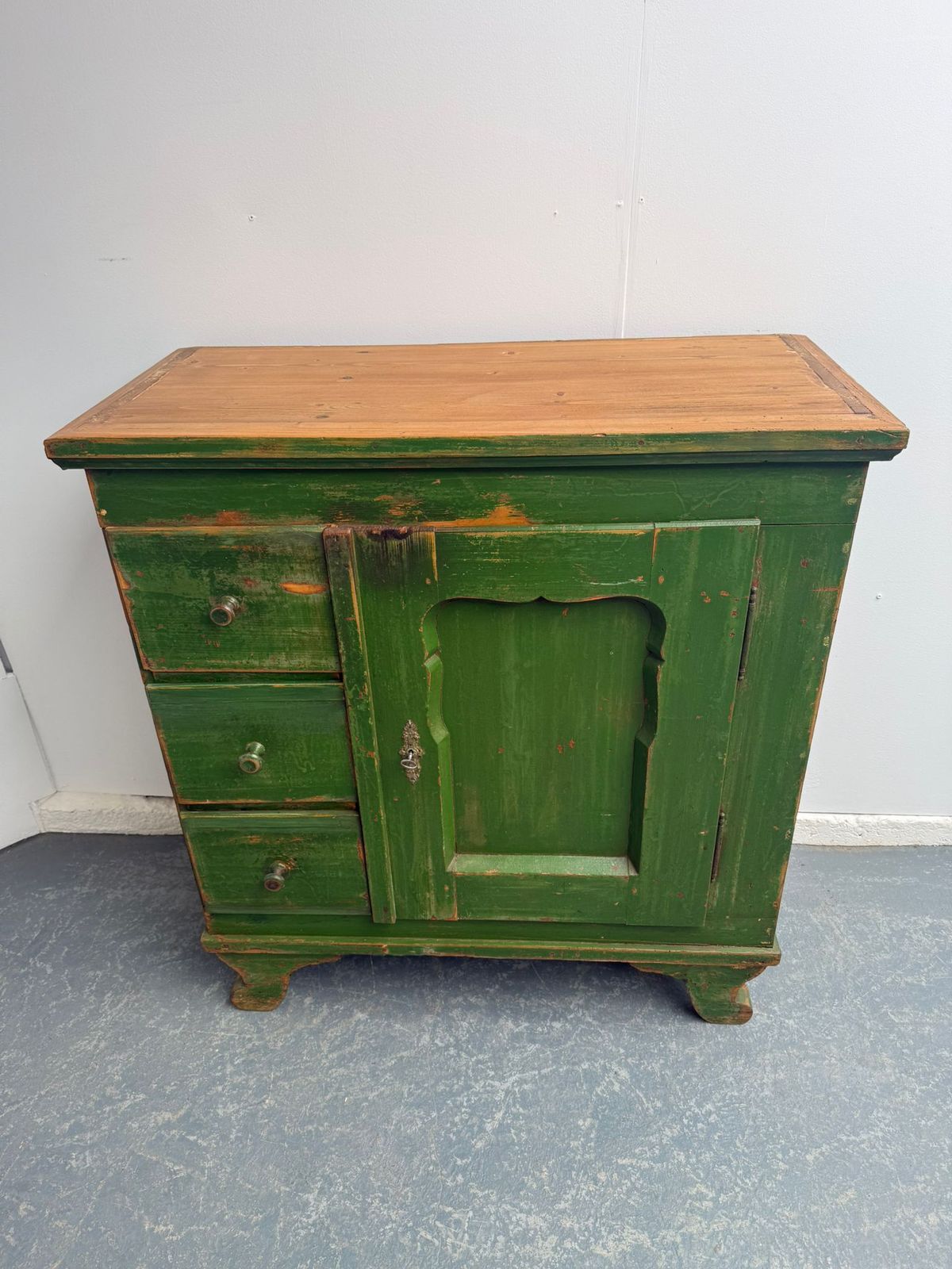 photo vintage An Amazingly Painted Green Georgian 3 Drawer Original Hungarian Cupboard