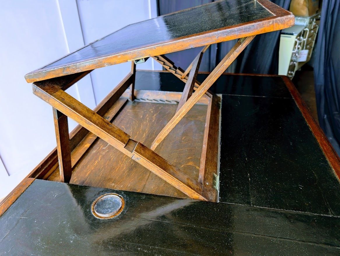 photo vintage A Unique And Bespoke English 19th Century Neo Jacobean Oak Architects’ Desk