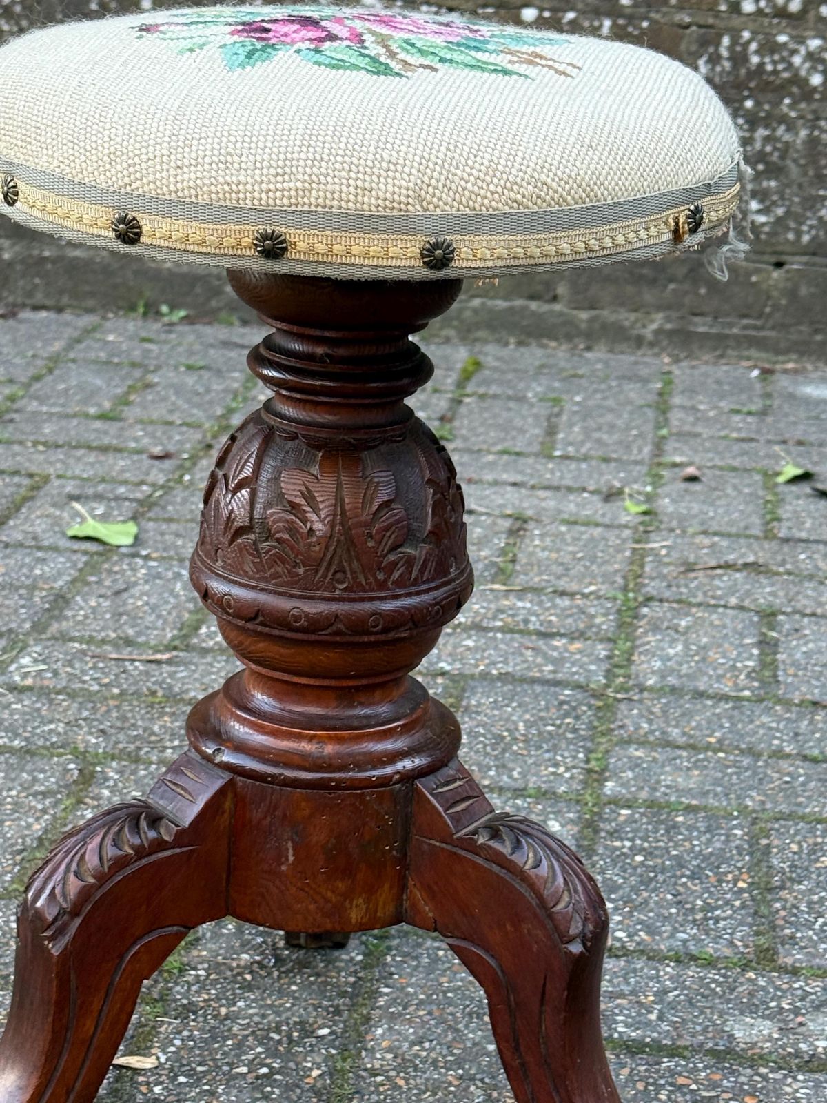 Antique Victorian Carved Piano Or Accent Stool – Adjustable Wooden Stool With Needlepoint Floral Seat photo vintage
