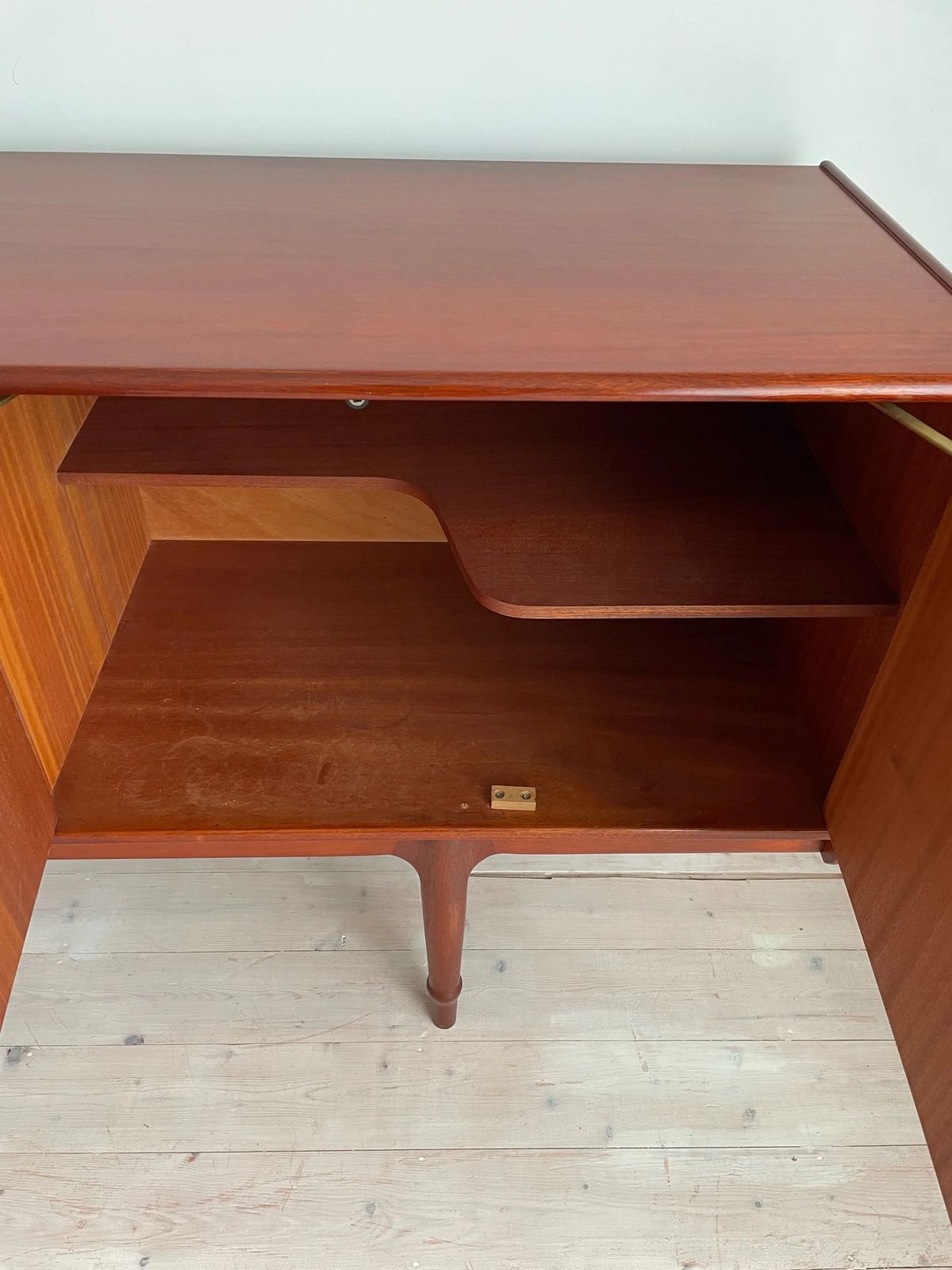 photo vintage Mid Century Modern A.H McIntosh & Co Teak Sideboard