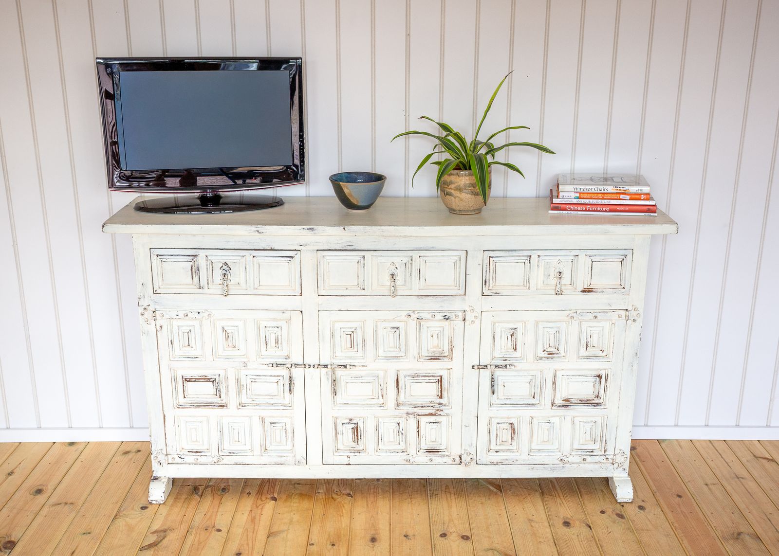 photo vinterior Spanish Sideboard Oak Iron Painted Baroque Tuscan Credenza Early 20th Century Brutalist Catalan Geometric Media Uni.T Credenza Buffet