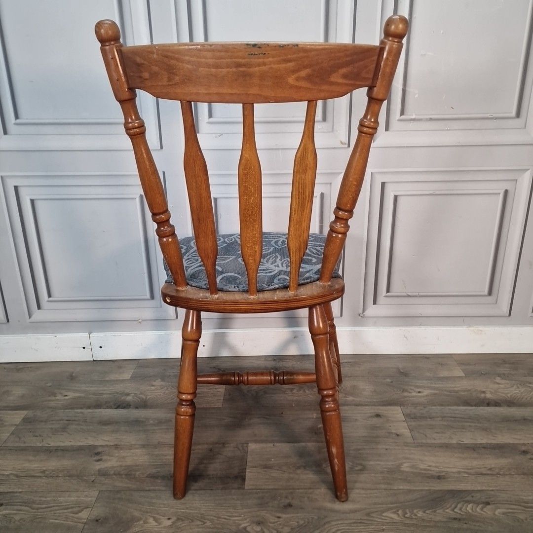 photo vintage Vintage Farmhouse Dining Chair – Spindle Back Upholstered Pub Seat Solid Wood