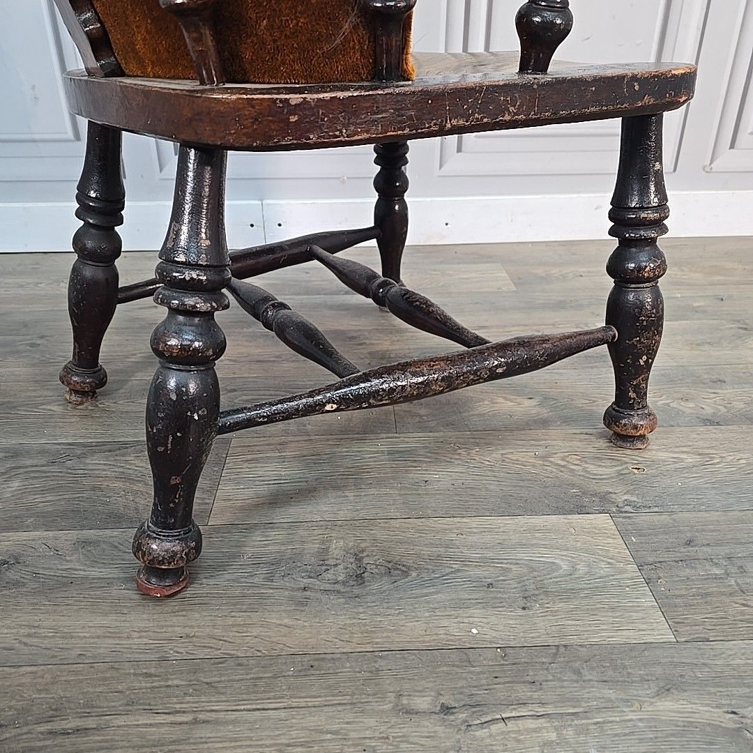 photo vintage Antique Country Broad Armchair Solid Wood High Back Windsor Chair Rustic Vintage