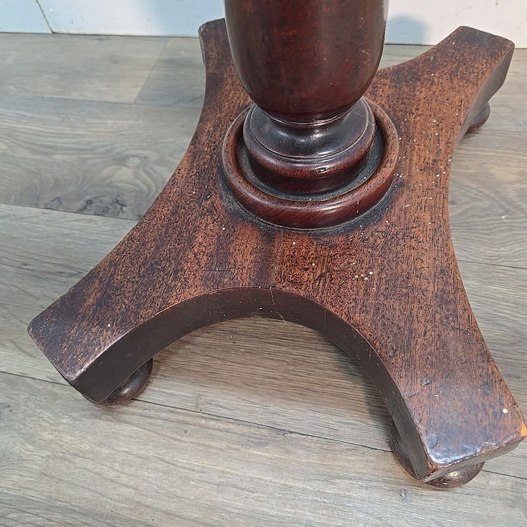 photo vintage Antique Tilt Top Table – Side Inlaid Marquetry Top – Pedestal Base Window Lamp