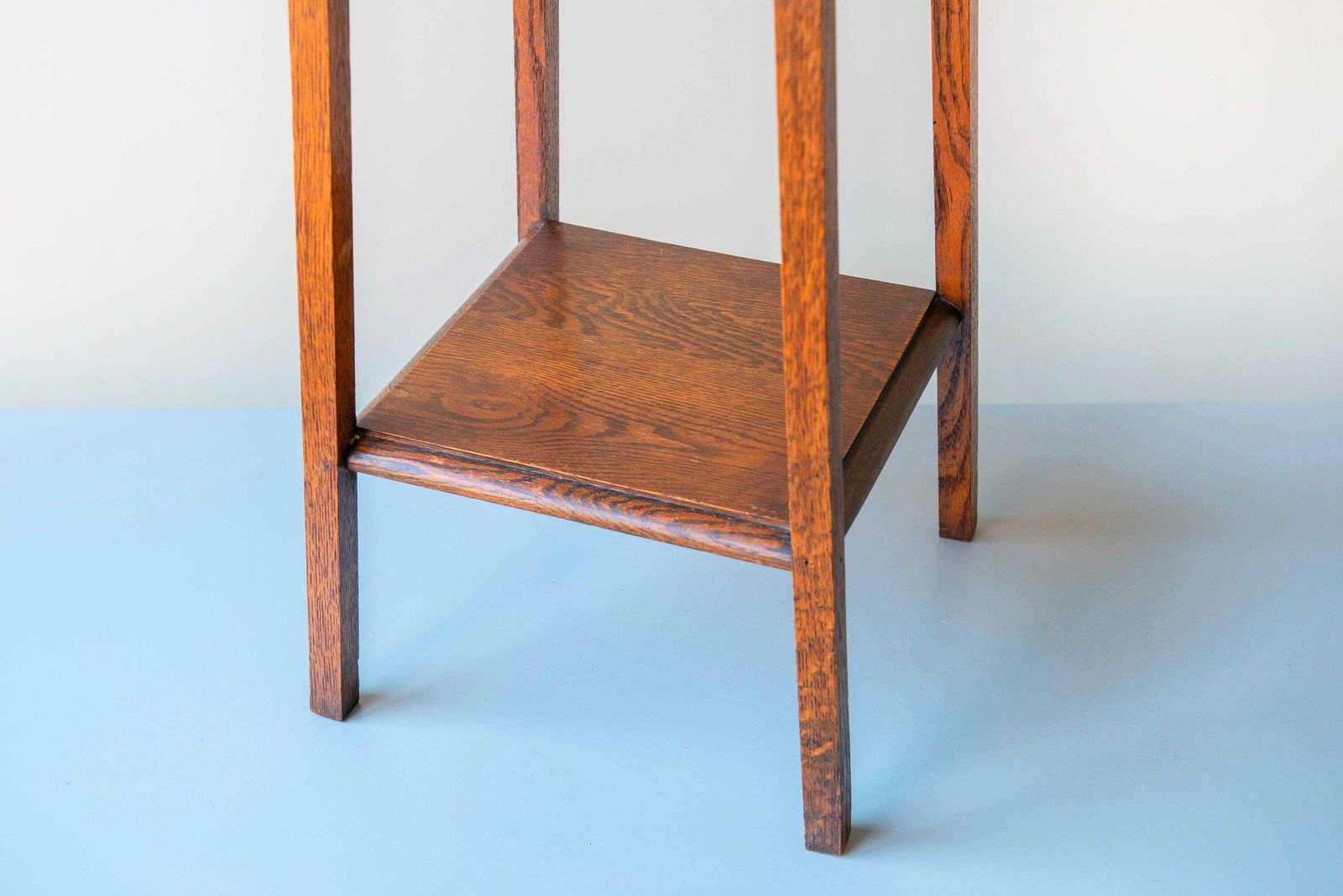 Art Deco Bijzettafel   Massief Eiken Plantentafel Met Twee Niveaus   Hoge Vintage Nederlandse Accenttafel photo vinterior