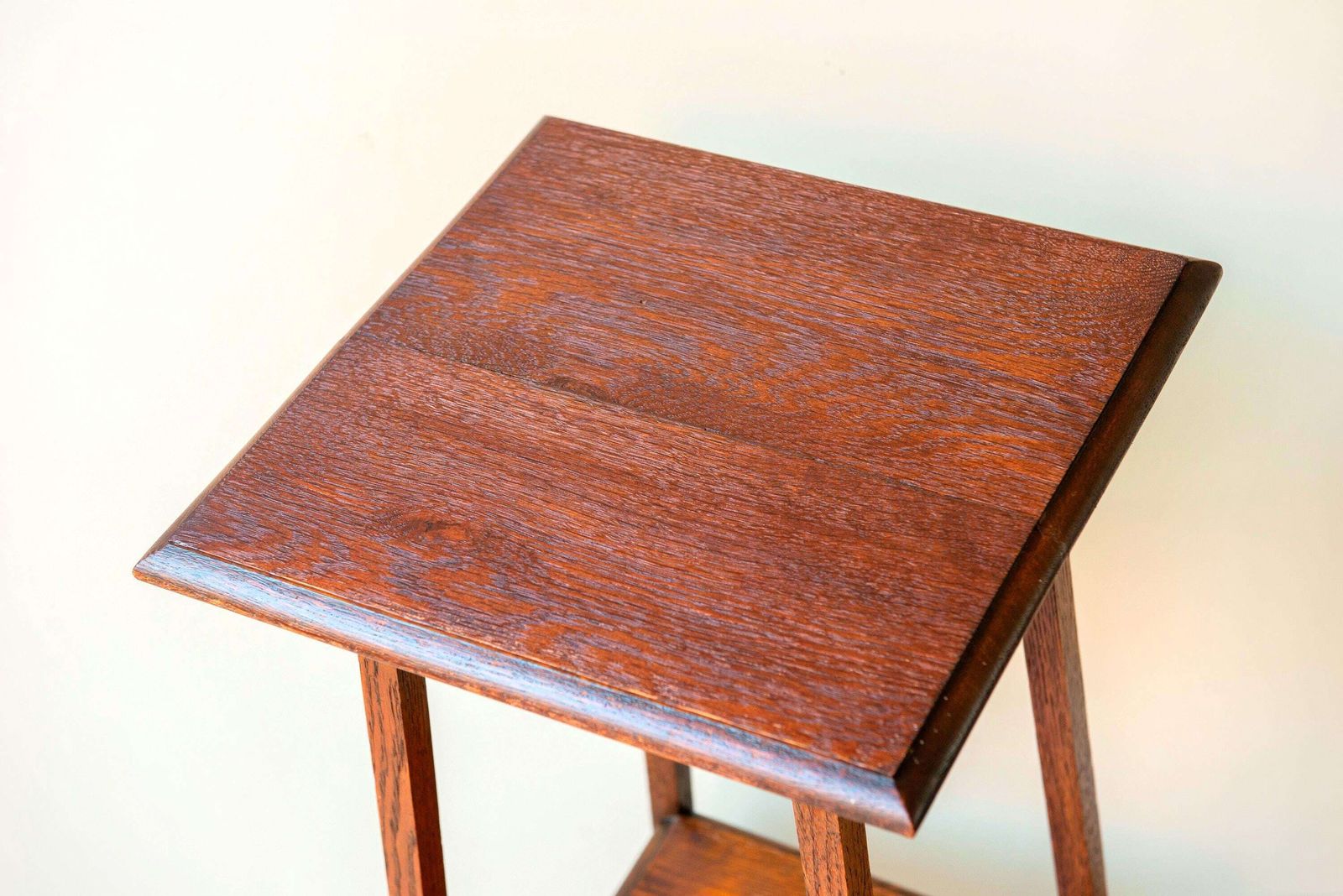 photo vinterior Art Deco Bijzettafel   Massief Eiken Plantentafel Met Twee Niveaus   Hoge Vintage Nederlandse Accenttafel