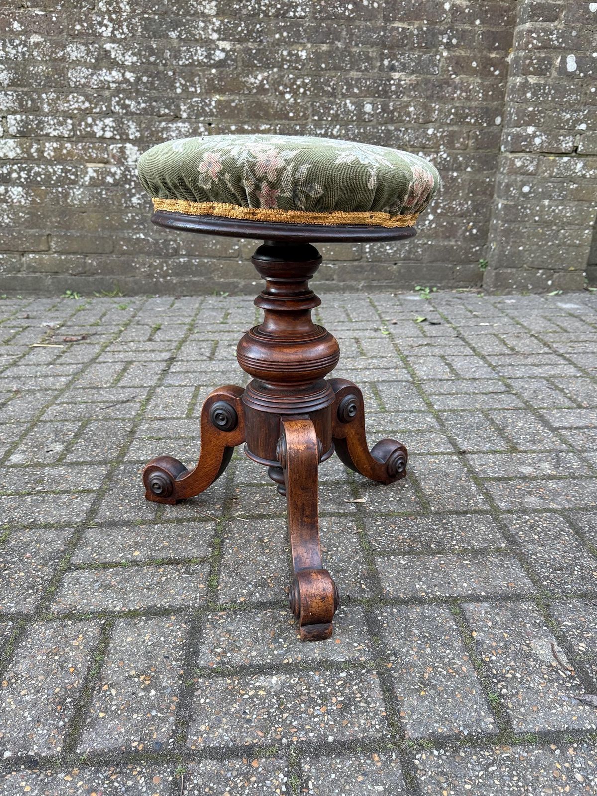 photo vintage Antique Victorian Adjustable Piano Occasional Stool – Solid Wood Carved Tripod Stool With Floral Green Upholstered Seat
