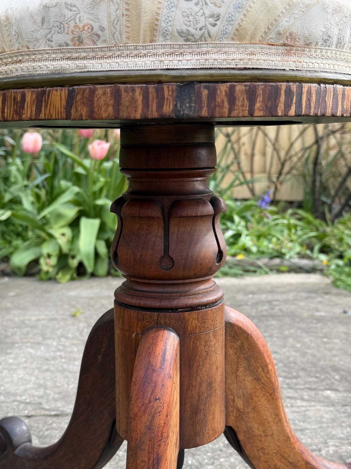 photo furniture Antique Victorian Piano Stool Carved Walnut Adjustable Seat Yellwo Striped Floral Upholstery