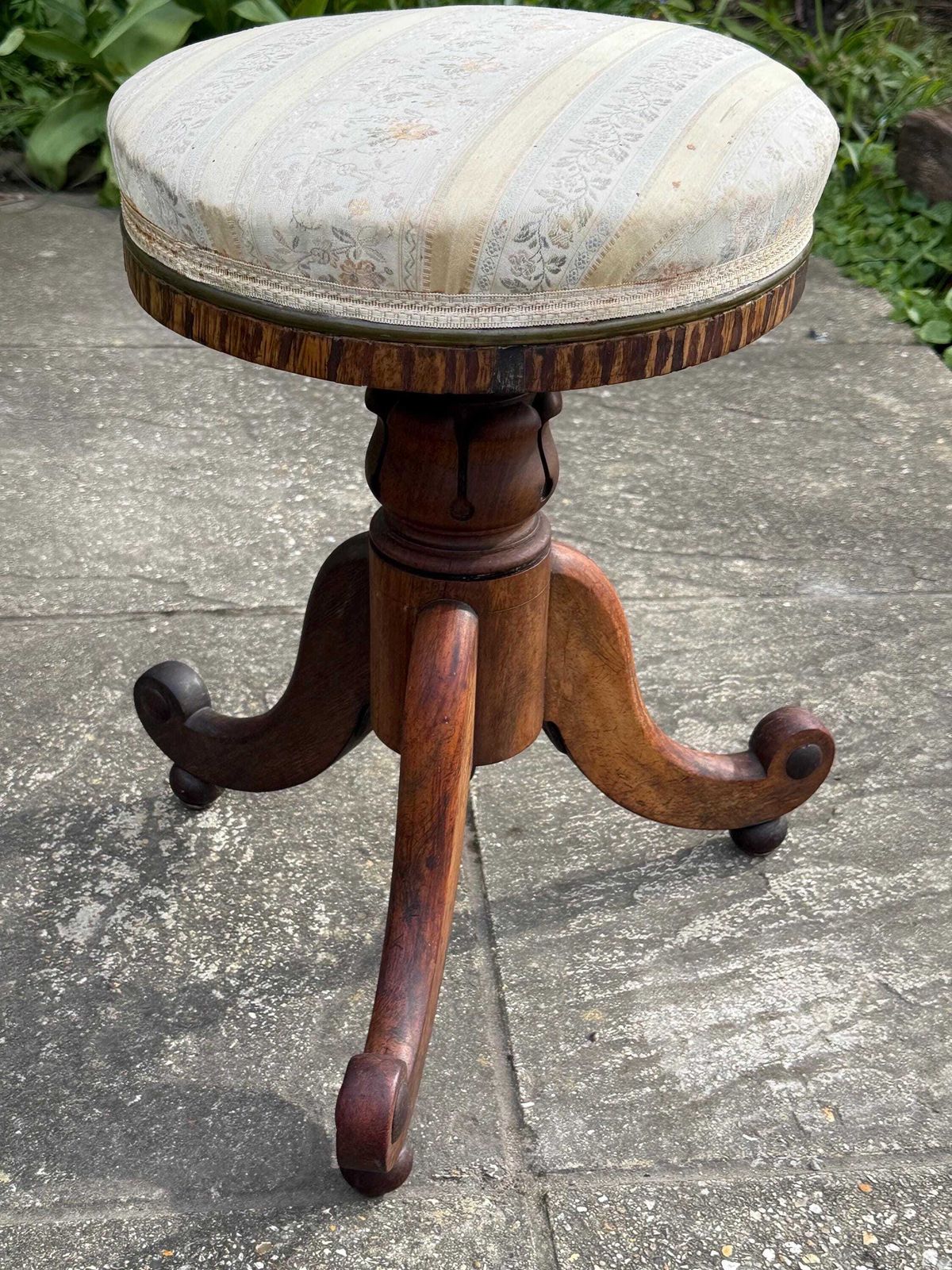 photo vinterior Antique Victorian Piano Stool Carved Walnut Adjustable Seat Yellwo Striped Floral Upholstery