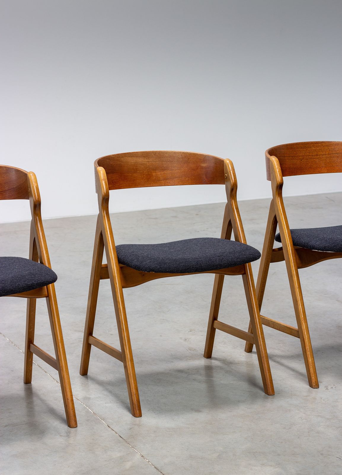 Henning Kjaernulf Model 71 Set Of 6 Dining Chairs In Teak photo vinterior