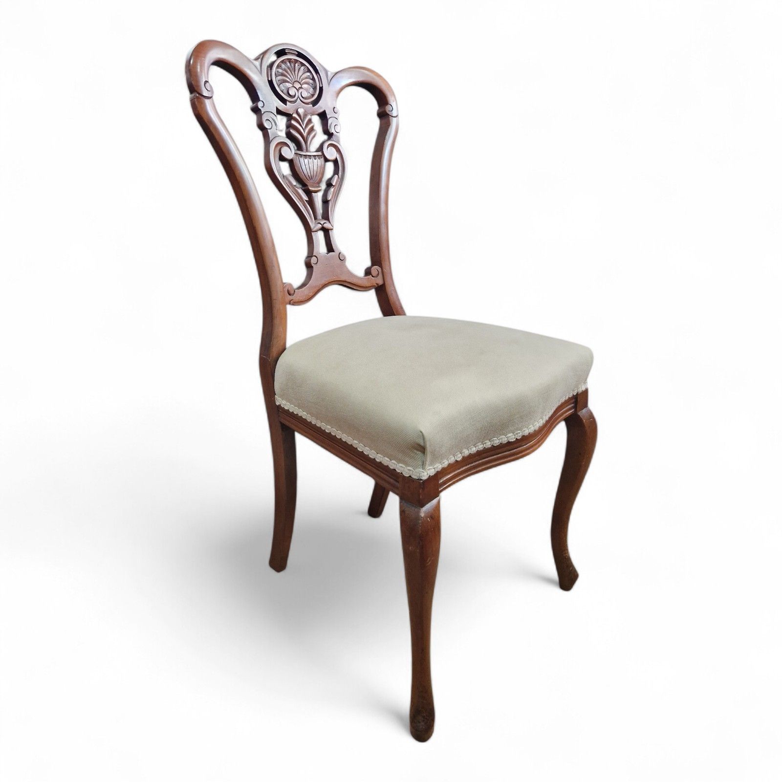 photo vintage Set Of 4 Victorian Dining Chairs Serpentine Seats Carved Walnut Antique Seating
