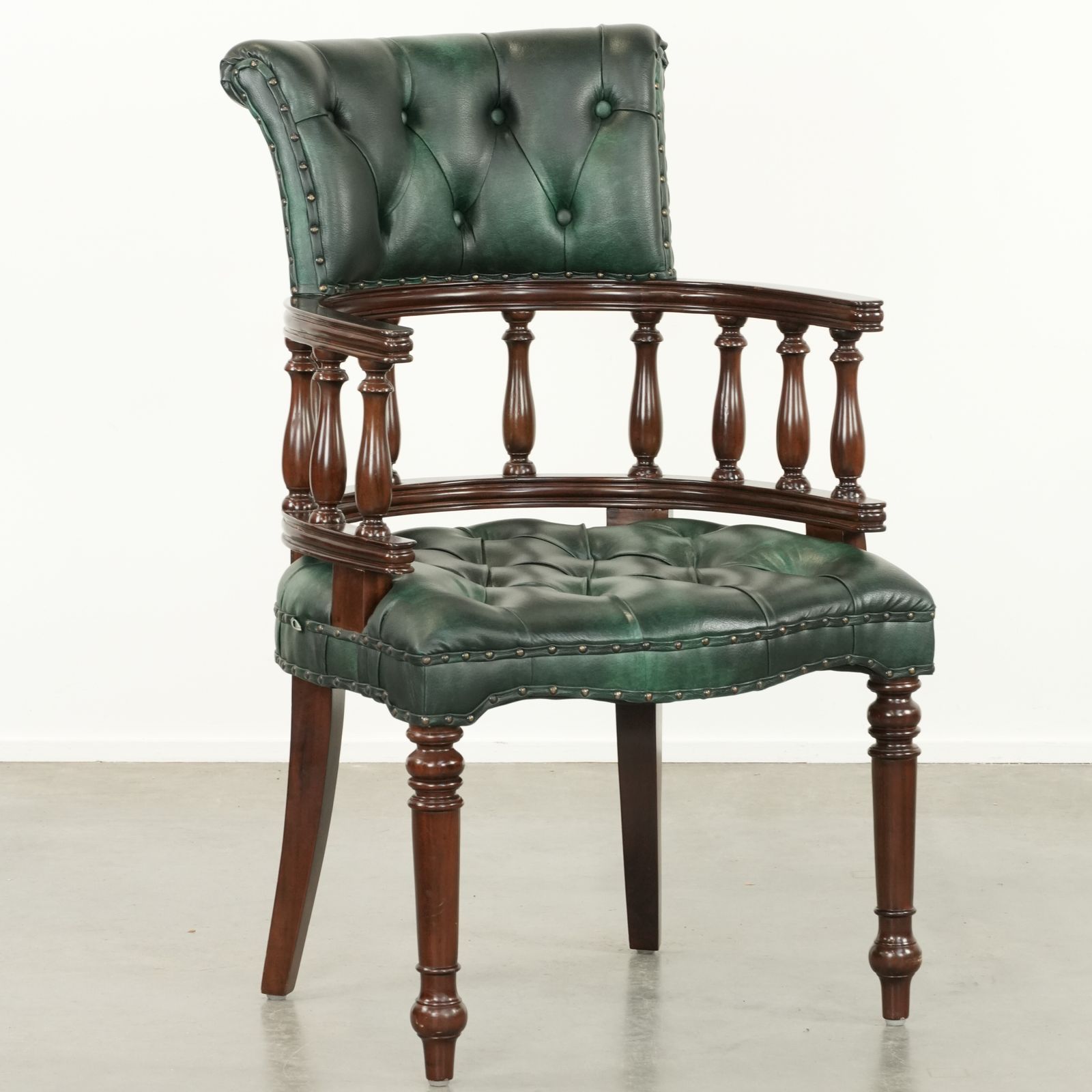 Klassieke Groene Chesterfield Bureaustoel / Bijzetstoel In Gevlamd Rundleer