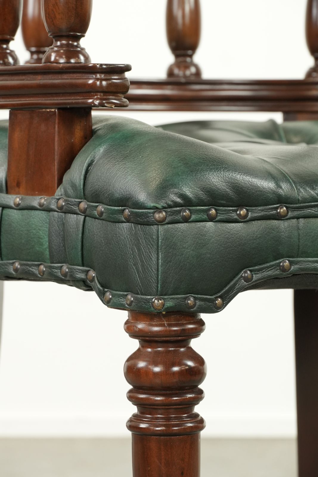 photo vinterior Klassieke Groene Chesterfield Bureaustoel / Bijzetstoel In Gevlamd Rundleer