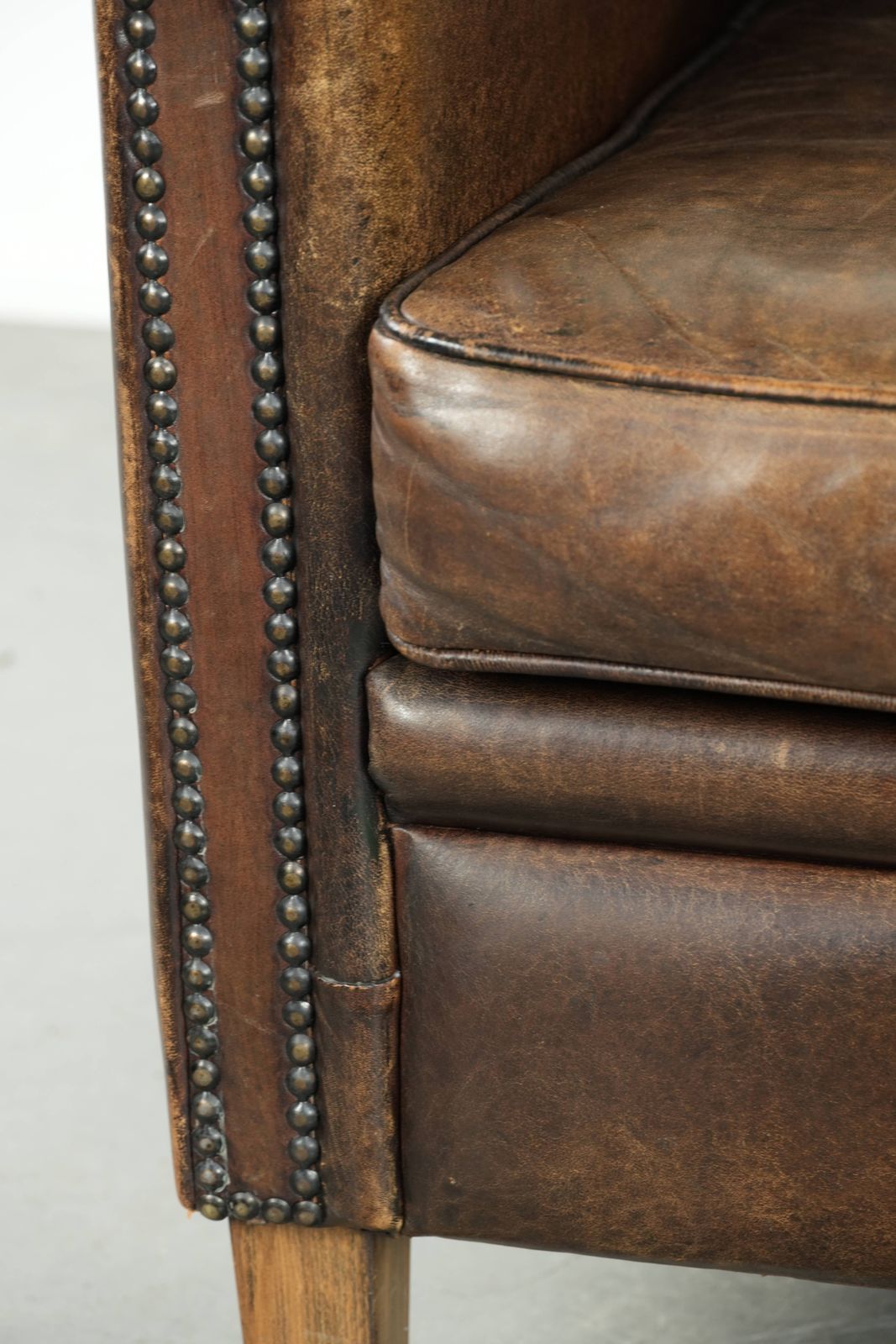 Meubels Tijdloze Fauteuil Van Schapenleer Met Karaktervolle Patina photo