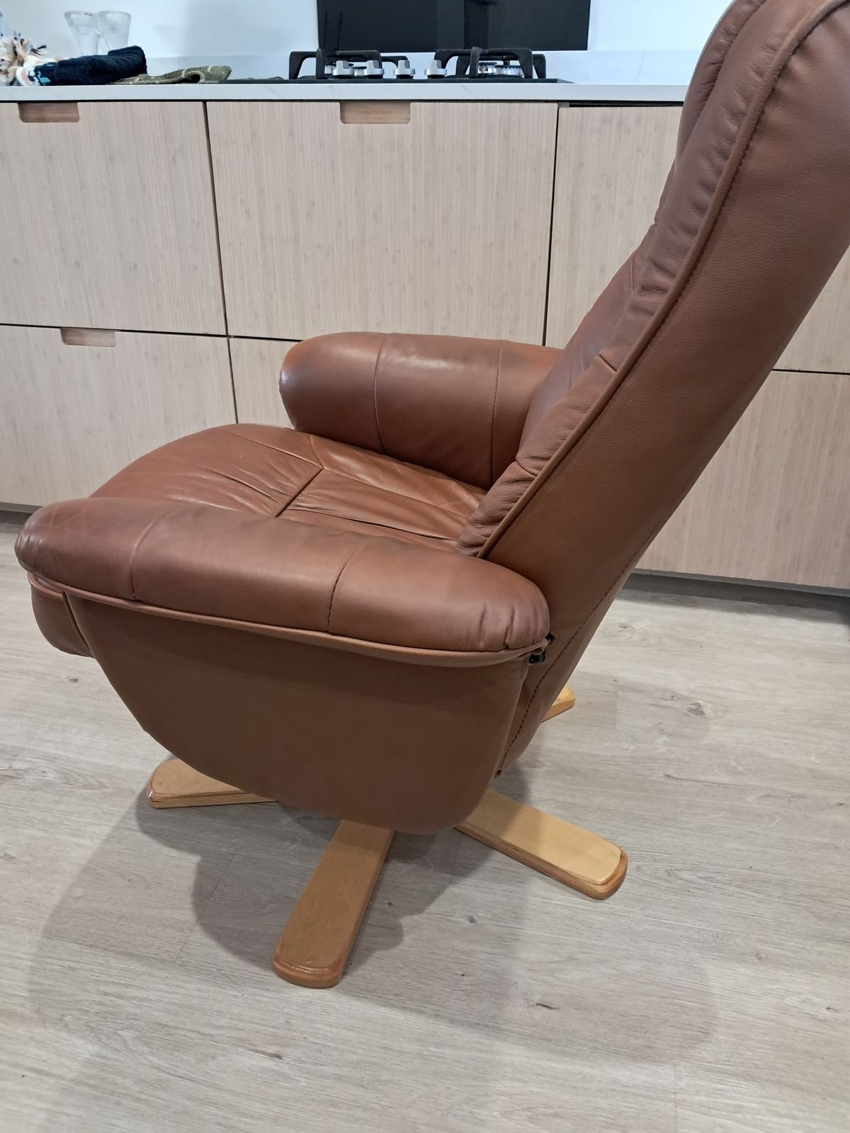 Scandinavian Swivel/Recliner Leather Armchair photo Furniture