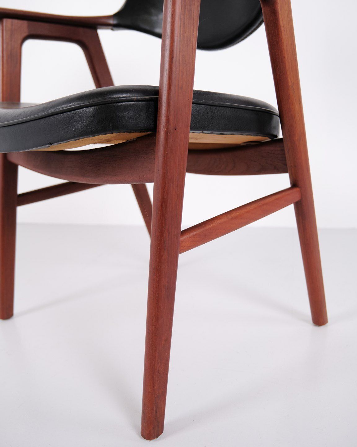 photo furniture Erik Kirkegaard Armchair Model 43 In Teak And Black Leather, Høng Stolefabrik, 1950s