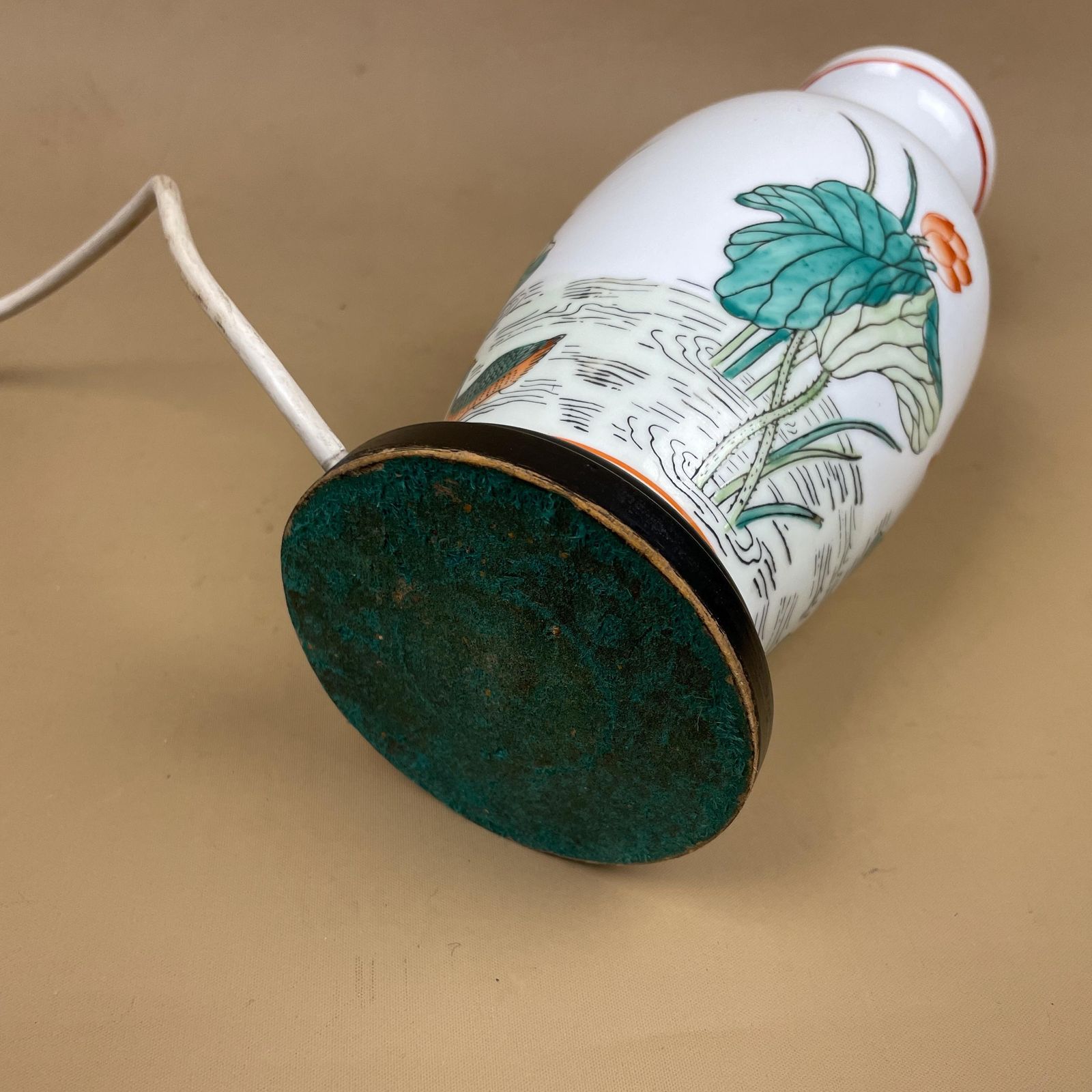 photo furniture Oriental Ceramic Lamp Light Bedside Table Hand Painted Floral Lily Pad Design Pattern Wood Base Chinese Vase White Antique Brass Vintage
