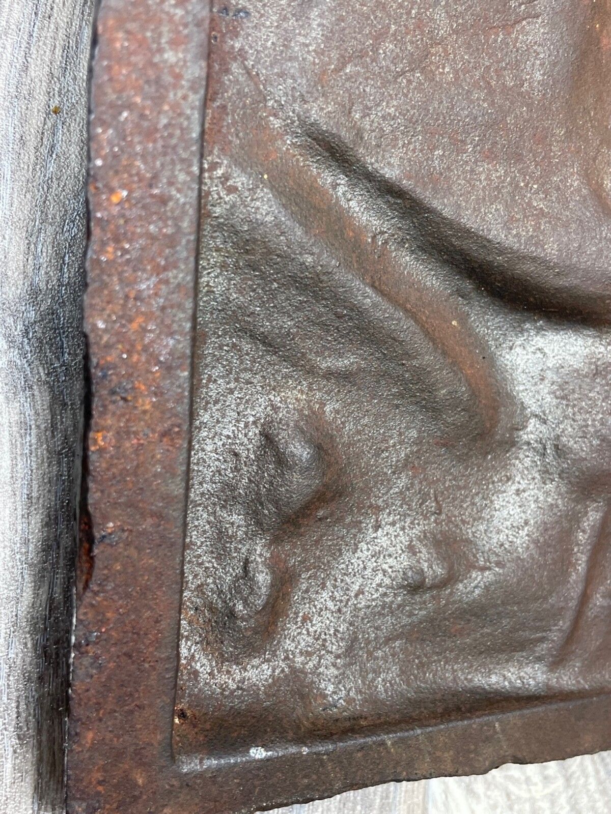 1345.0 Antiek Engels gietijzeren wandrelief, visserman of zeekaptein met pijp photo