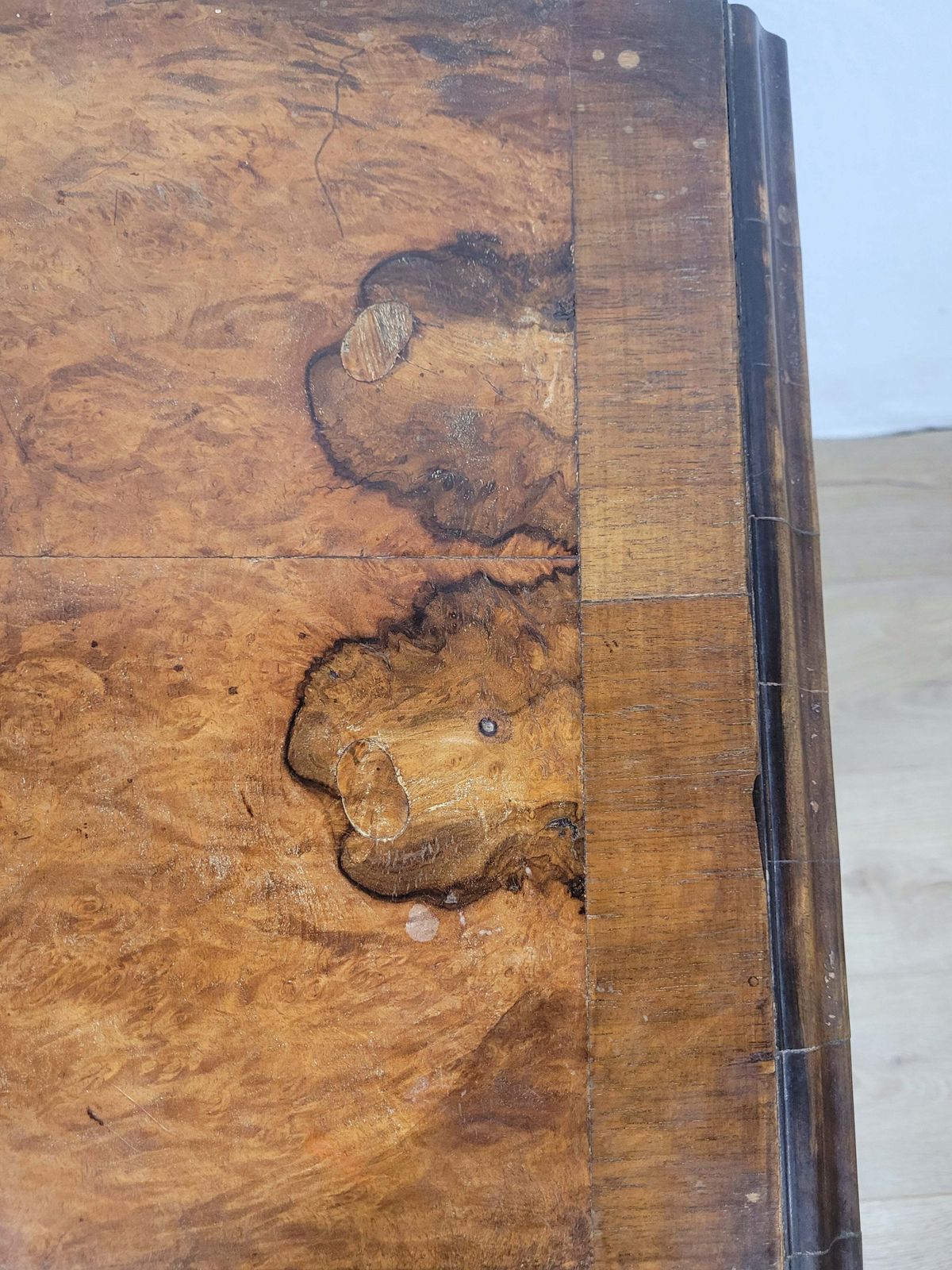 photo vintage Walnut Writing Desk 18th Century Style Knee Hole Drawers