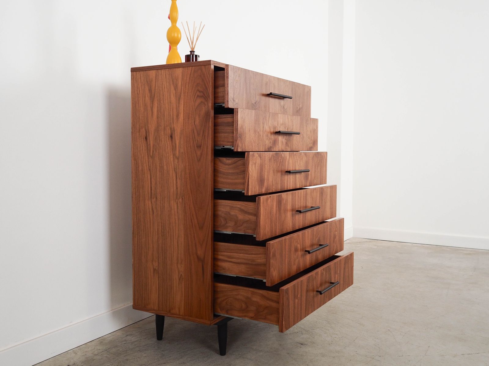 Ladekast Met Walnootfineer, Scandinavisch Design photo 2099.0