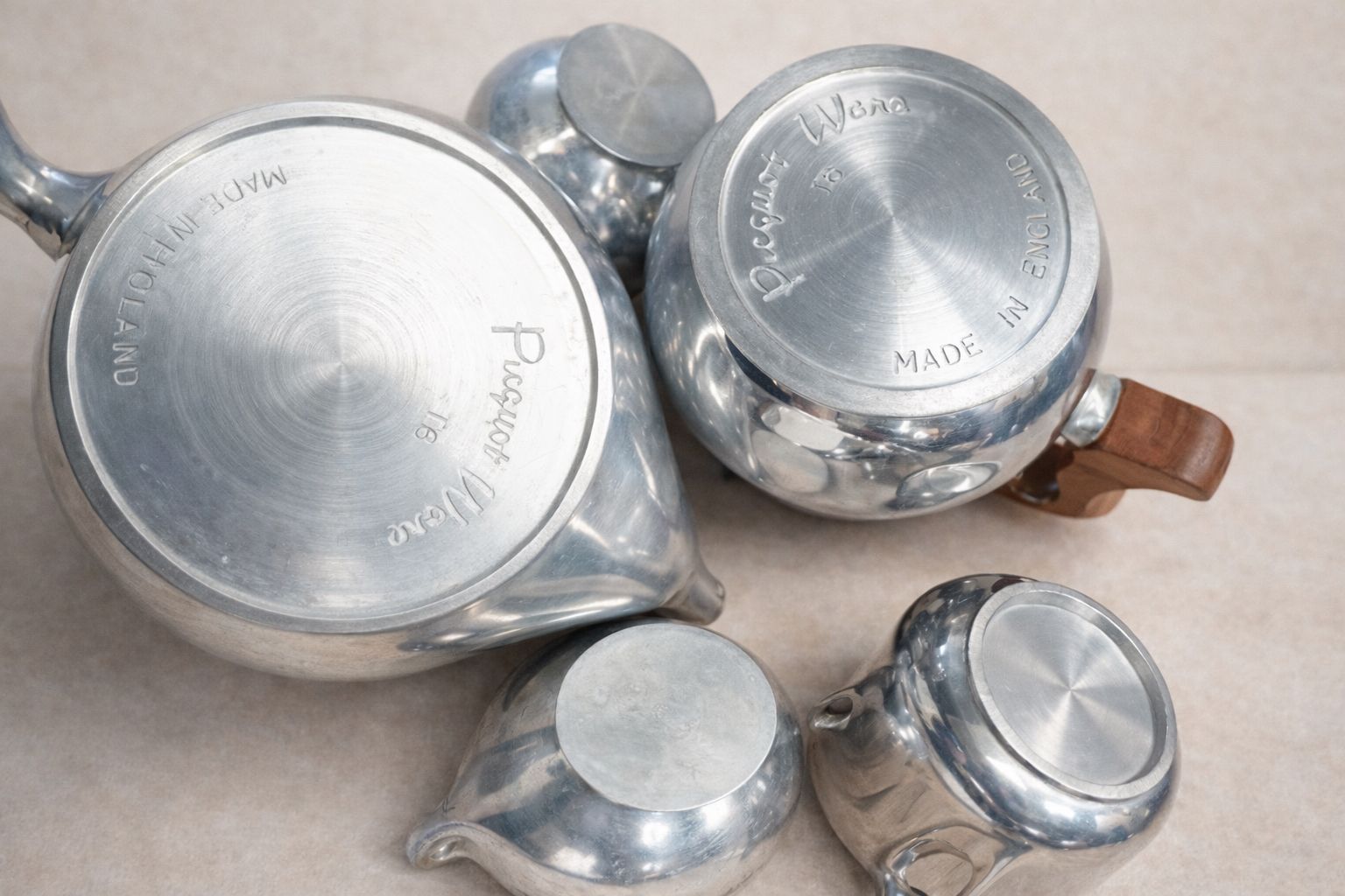 Picquot Ware Tea & Coffee Set With Tray – Mid Century English Aluminium, C.1950s photo vinterior