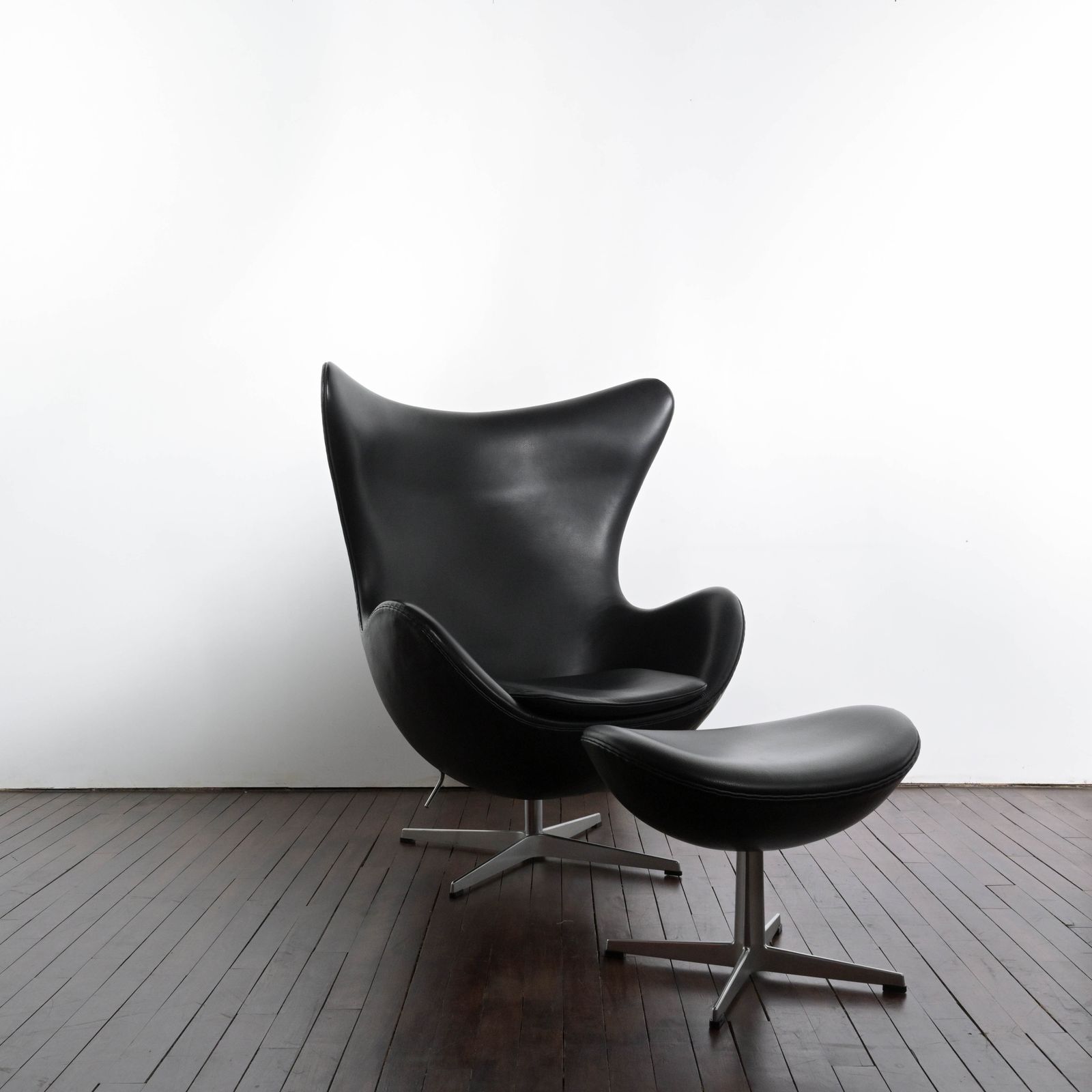 Egg Chair With 4 Star Based Polished Aluminium Base And Adjustable Tilt Mechanism Deigned By Arne Jacobsen