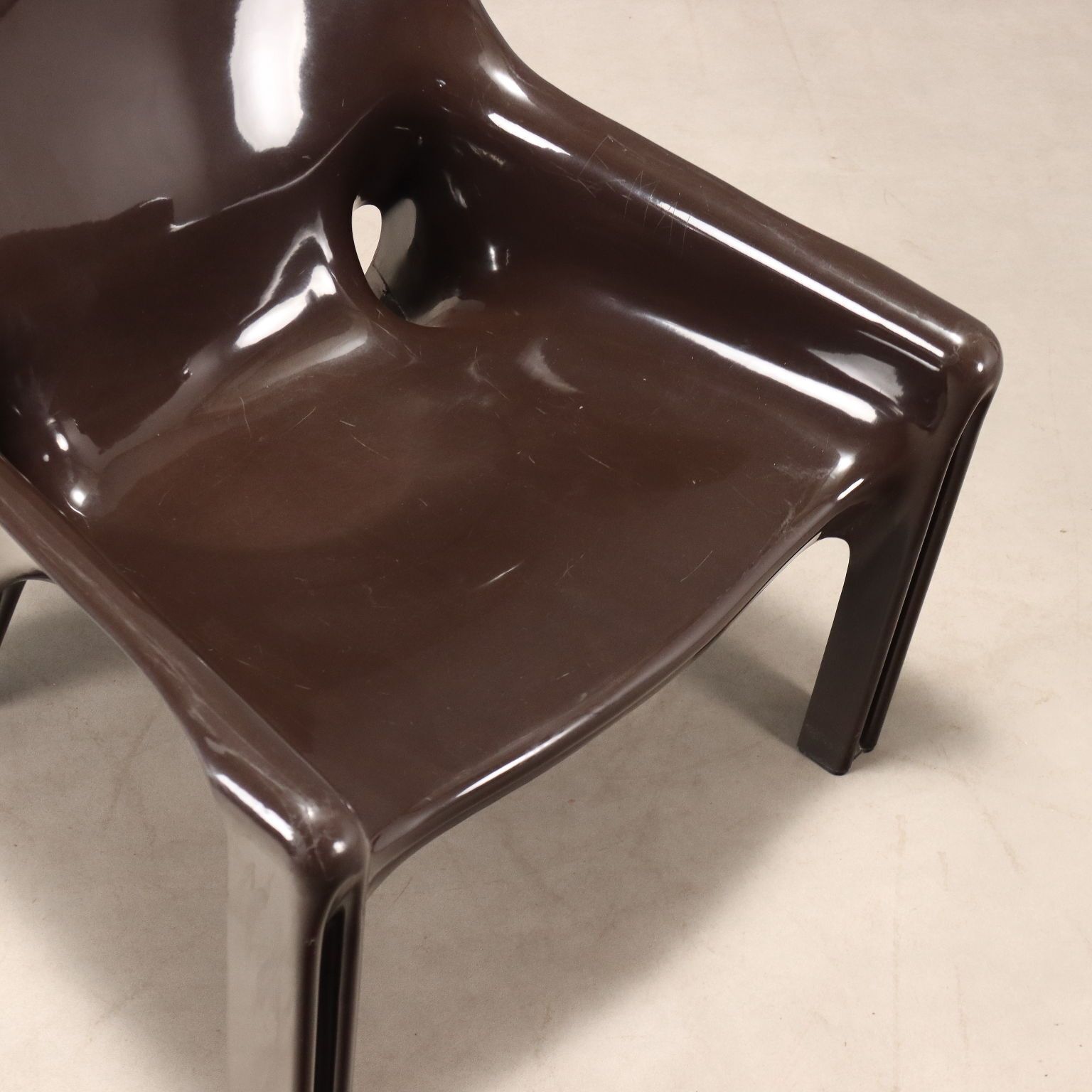 photo furniture Artemide Vicario Armchair Abs Design V. Magistretti 1960s 1970s