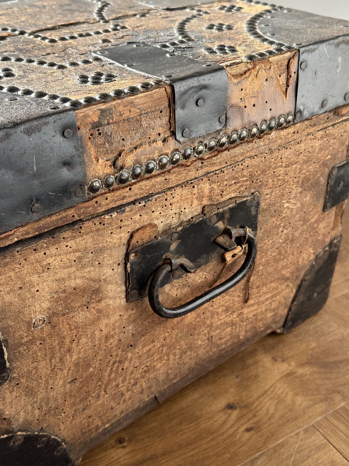 A Late George III Hide And Metal Bound Travelling Trunk Hy Seabrook Of St.Pauls, London, First Quarter 19th Century photo 195.0