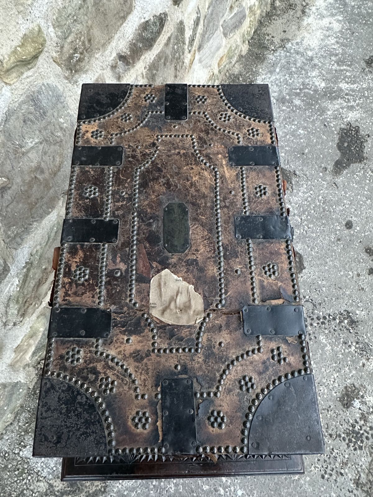 A Late George III Hide And Metal Bound Travelling Trunk Hy Seabrook Of St.Pauls, London, First Quarter 19th Century photo vinterior