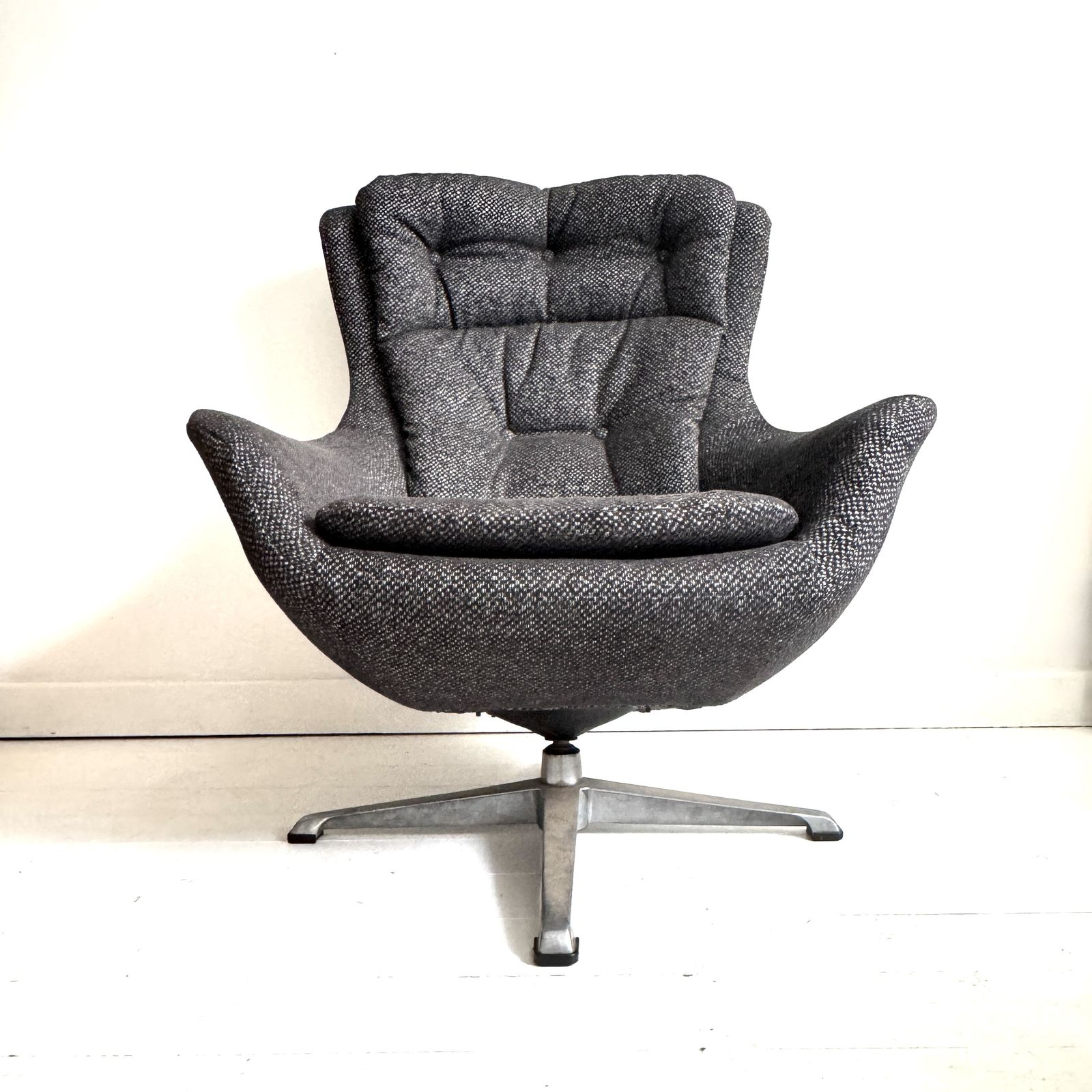 Vono Grey Herringbone Wool Egg Chair, 60s Midcentury Modernist By Frank Wardle photo vintage