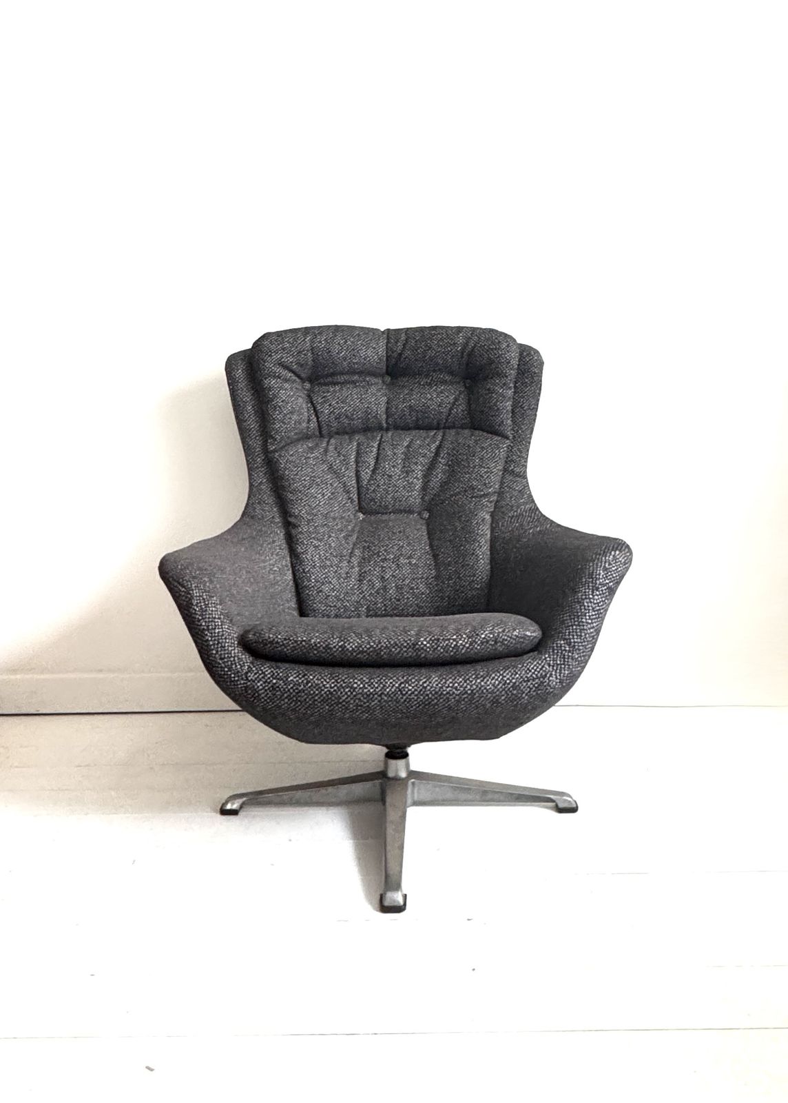 photo furniture Vono Grey Herringbone Wool Egg Chair, 60s Midcentury Modernist By Frank Wardle