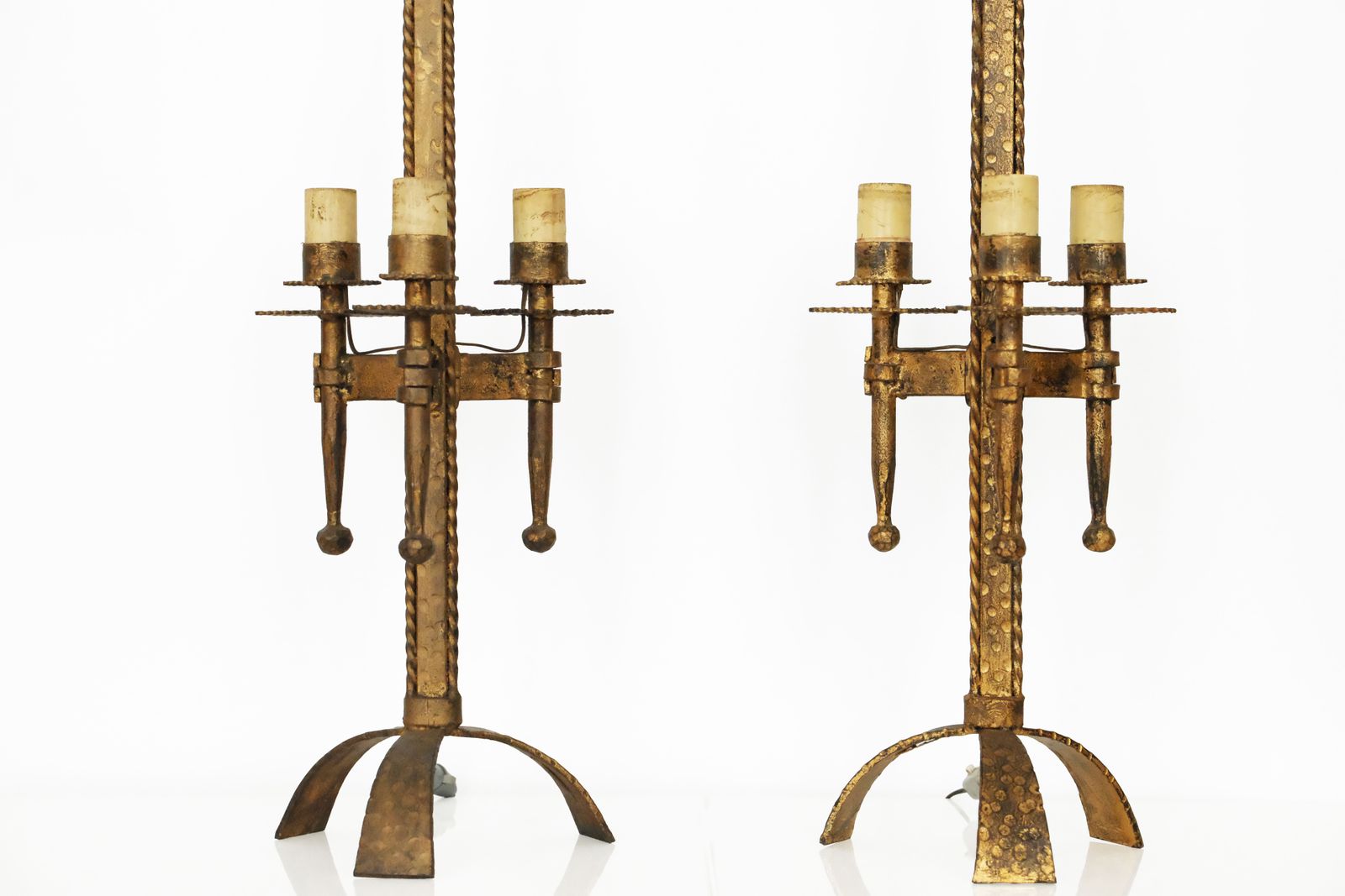 Mid 20th Century Pair Of Tripod Table Lamps In Golden Wrought Iron, Signed By Ferro Art photo vinterior