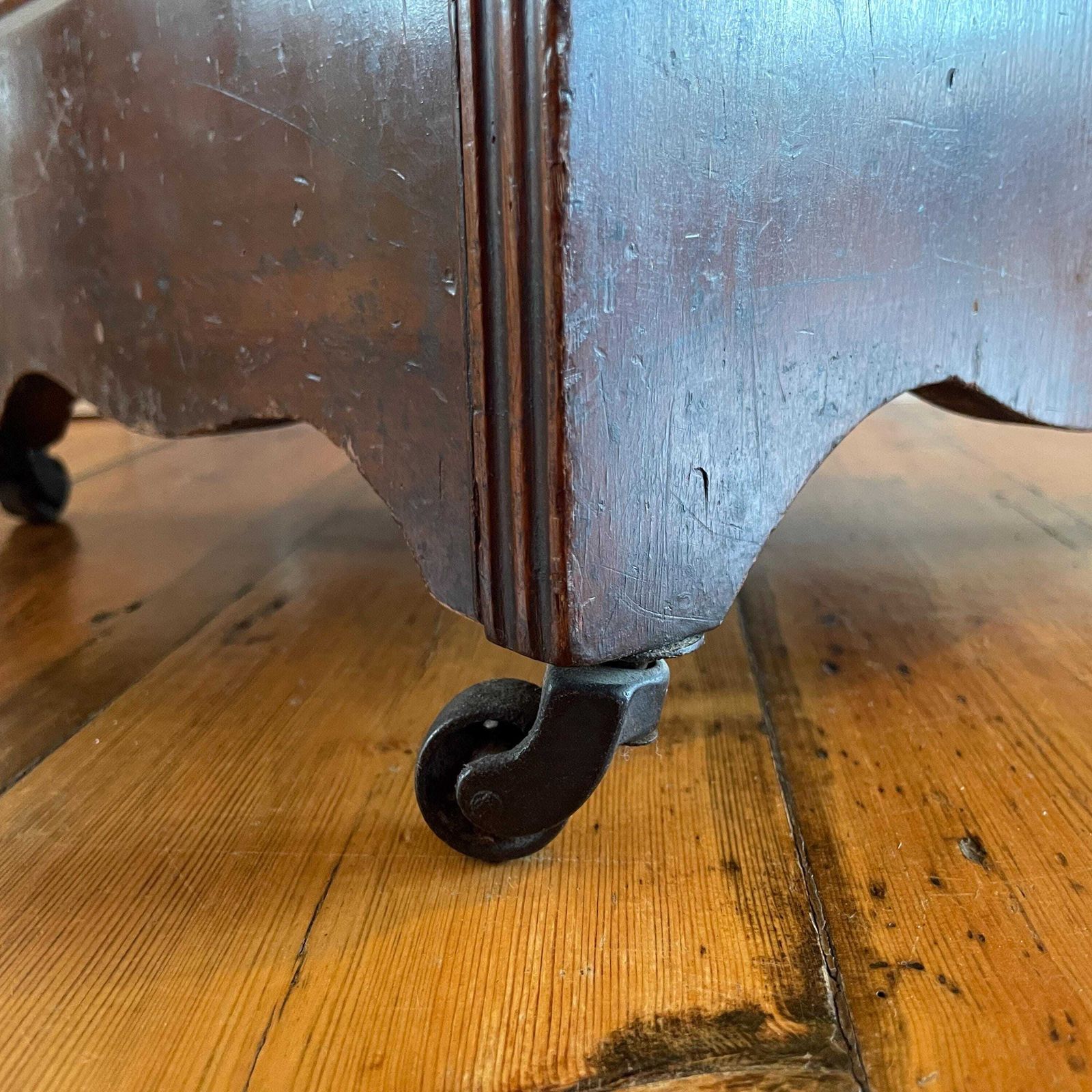 photo vinterior Antique Coal Scuttle Cabinet Wooden Red Marble Top On Wheels Victorian Fireplace Carved Wood Furniture Mahogany Box