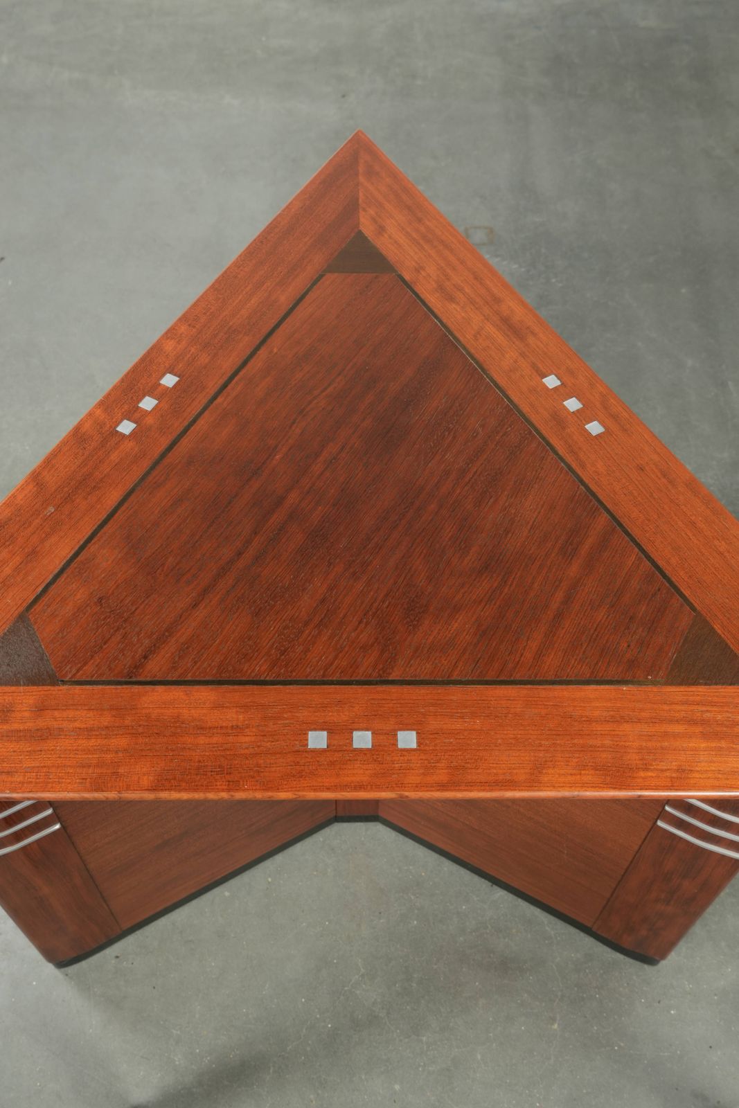 Art Deco Bijzet /Salontafel In Driehoekige Vorm Van Schuitema, Uit De Decoforma Serie photo Meubels
