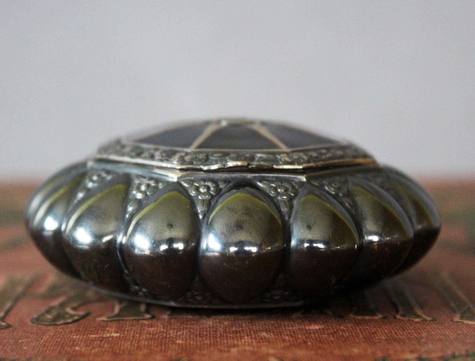 Antiek Art Nouveau Doosje Van Alpacca Zilver, Verguld Binnenwerk, Sieradendoosje, Tabaksdoosje, Snuifdoosje, Repoussé Decoratie, Scharnierend Deksel, Bloemendecoratie photo for sale
