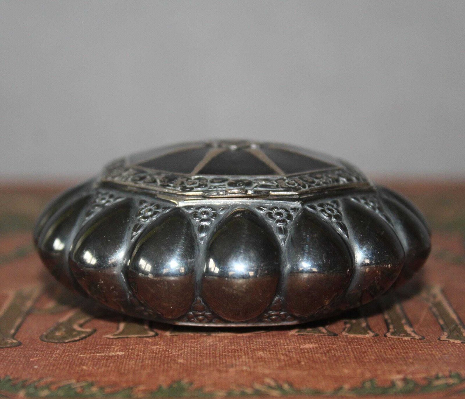 Antiek Art Nouveau Doosje Van Alpacca Zilver, Verguld Binnenwerk, Sieradendoosje, Tabaksdoosje, Snuifdoosje, Repoussé Decoratie, Scharnierend Deksel, Bloemendecoratie photo Woonaccessoires