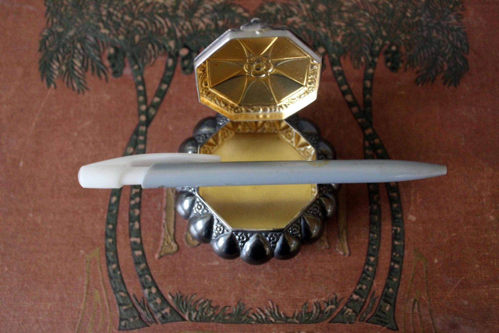Antiek Art Nouveau Doosje Van Alpacca Zilver, Verguld Binnenwerk, Sieradendoosje, Tabaksdoosje, Snuifdoosje, Repoussé Decoratie, Scharnierend Deksel, Bloemendecoratie photo buy