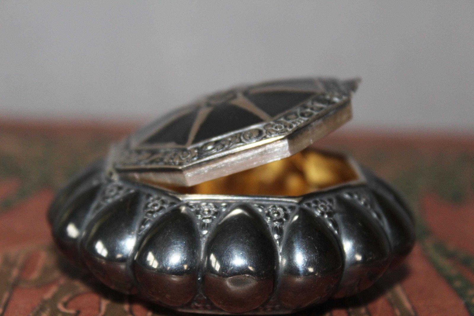 85.0 Antiek Art Nouveau Doosje Van Alpacca Zilver, Verguld Binnenwerk, Sieradendoosje, Tabaksdoosje, Snuifdoosje, Repoussé Decoratie, Scharnierend Deksel, Bloemendecoratie photo