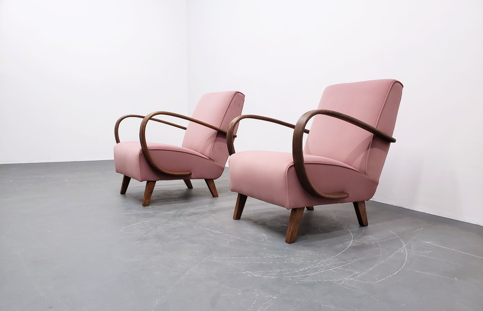 photo furniture 1930 Jindrich Halabala Bentwood Armchair In Dusty Rose Pink Velvet
