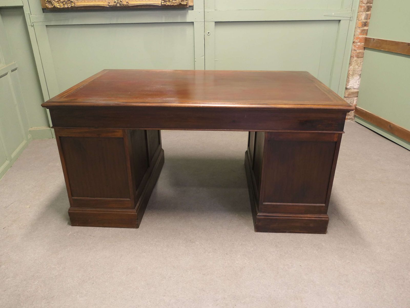 A Large Victorian Heavy Quality Pedestal Desk photo vinterior