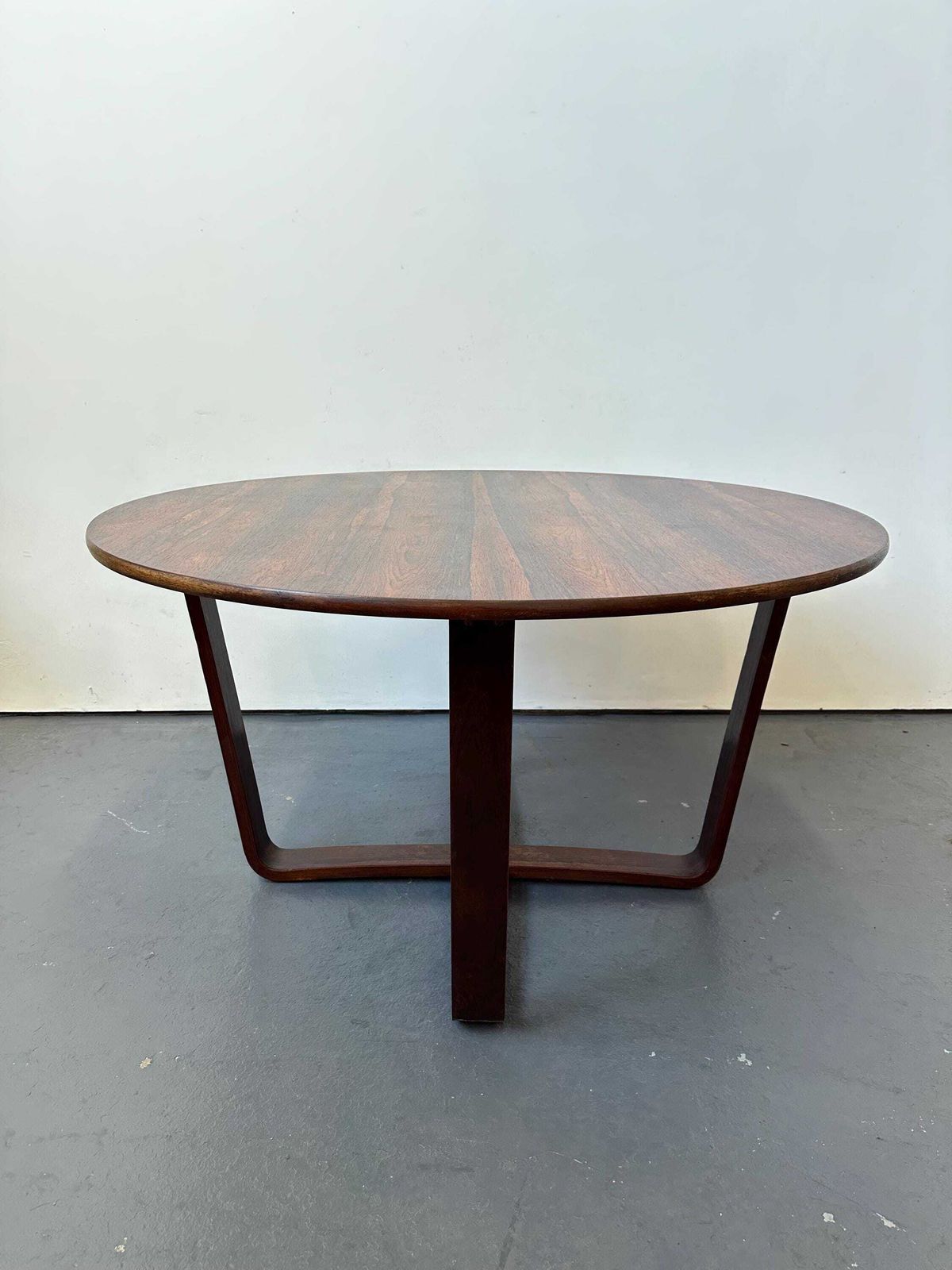 photo vinterior Vintage 1950s Gordon Russell Heals Rosewood Dining Table. Danish Plywood Mid Century Retro