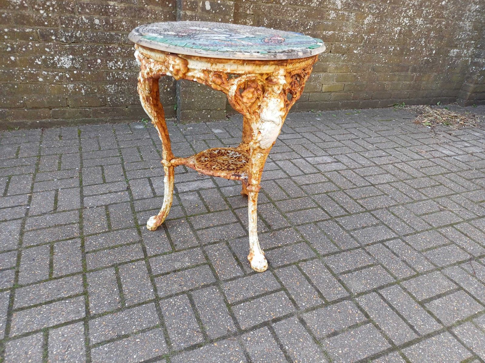 photo vinterior Victorian Britannia Garden Table Antique Cast Iron Mosaic Top Bird Design Rustic Table Outdoor Furniture Ornate Base