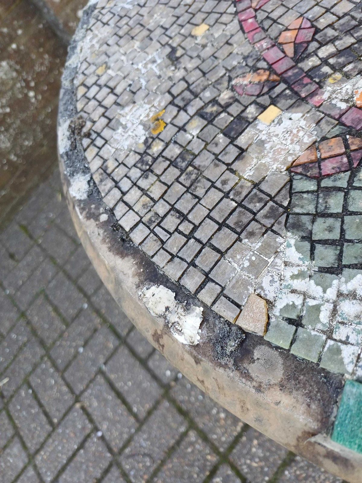 photo vintage Victorian Britannia Garden Table Antique Cast Iron Mosaic Top Bird Design Rustic Table Outdoor Furniture Ornate Base