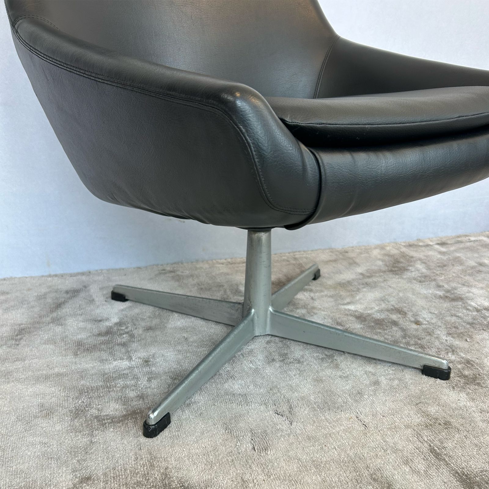Black Swivel Armchair, 1970s, Vinyl photo vinterior