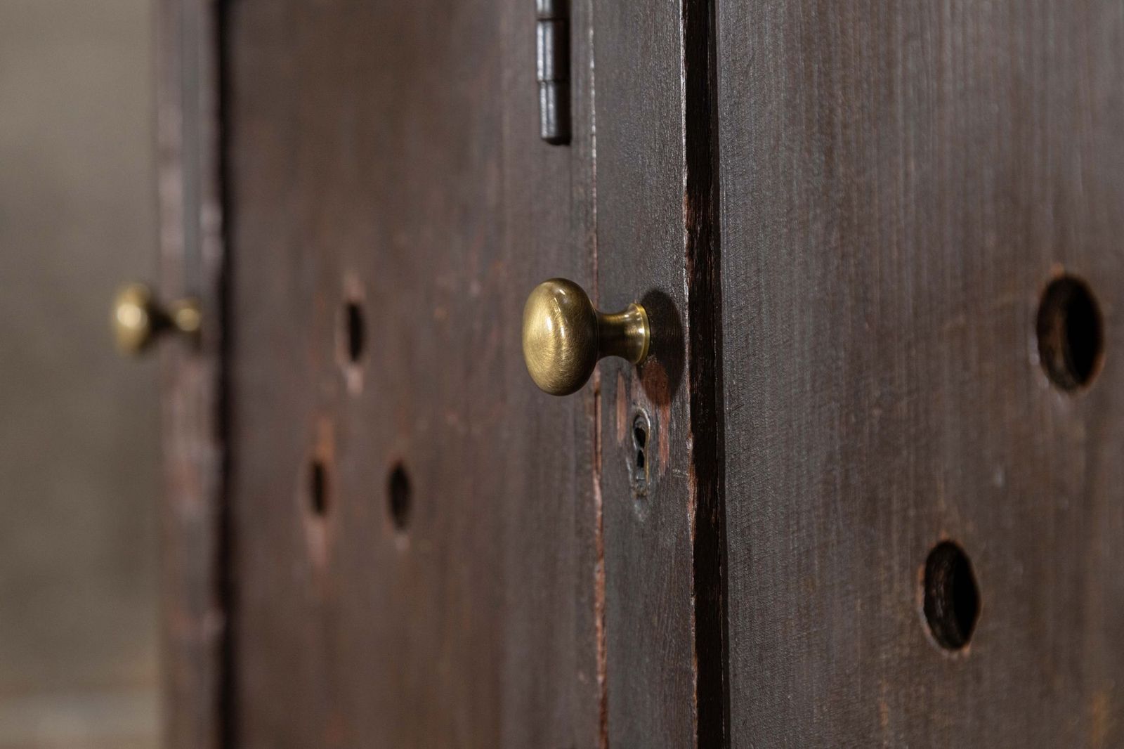 photo vinterior English Pine Locker Cabinet