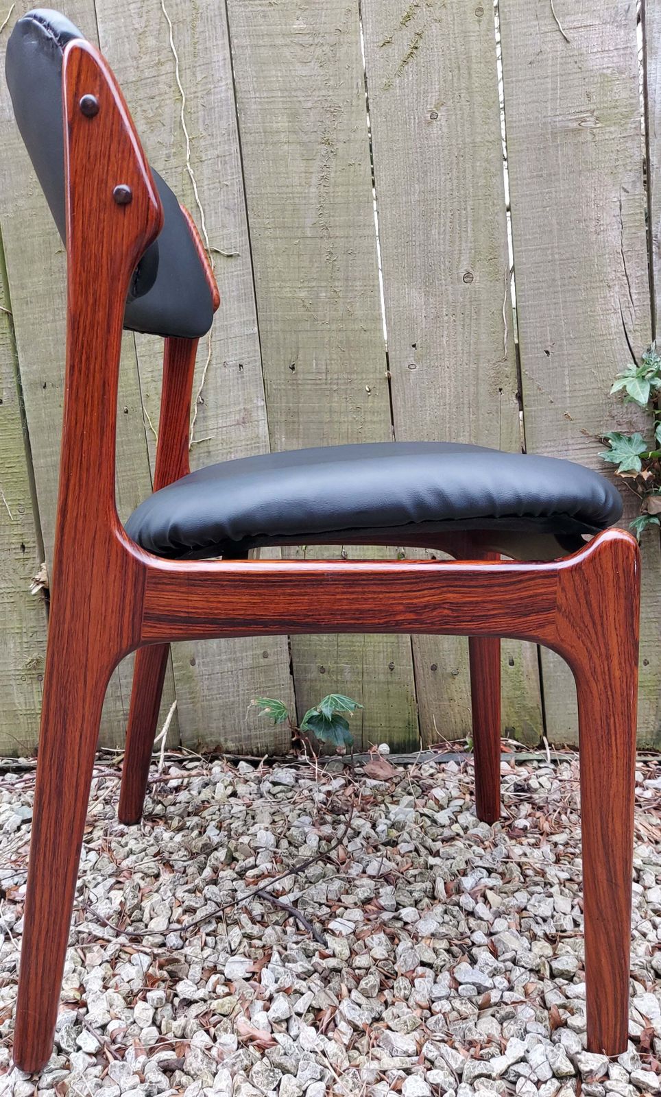 photo vinterior Mcm 2 Rosewood O.D. Mobler A/S Chairs Black Vinyl